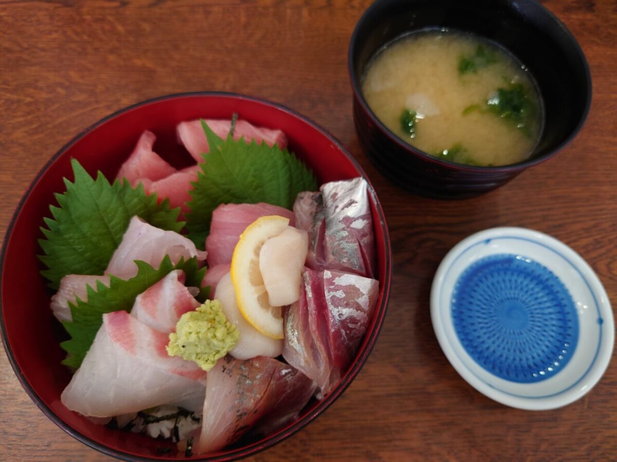 Numazu Fish Market Shokudo / Eat seafood rice bowl at Numazu Fish Market!