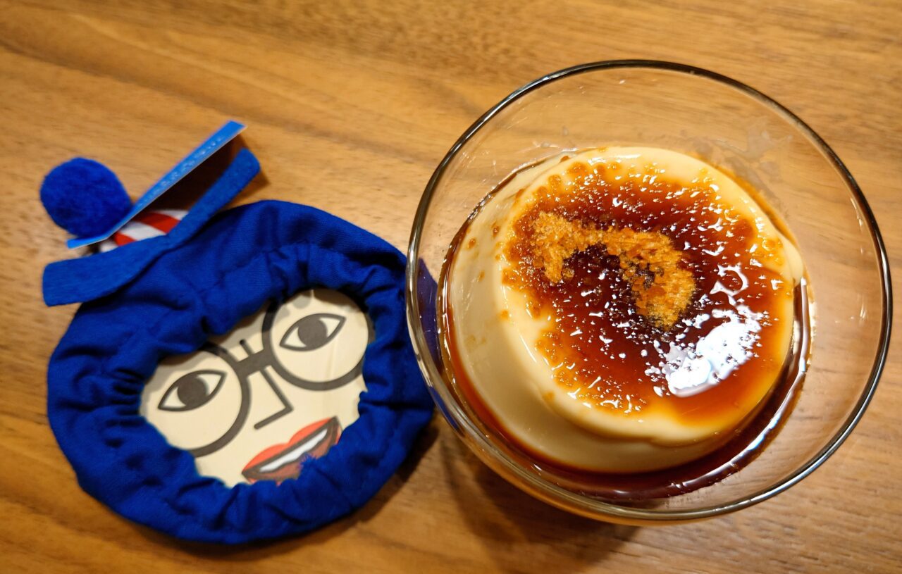 Osaka specialty “Kuidaore Taro Pudding”/Pudding and hat both come in three pieces! Excellent crème brûlée-like pudding with caramel & crushed W sauce!